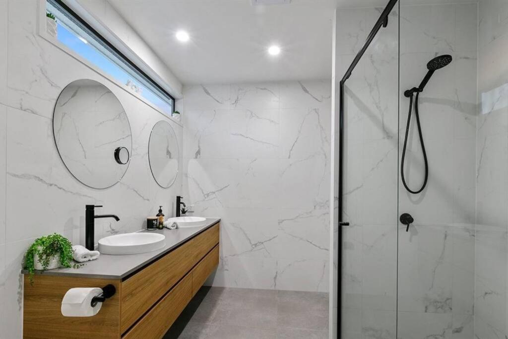 Beachside Buddina Luxury Family House 5 Bedrooms ภายนอก รูปภาพ
