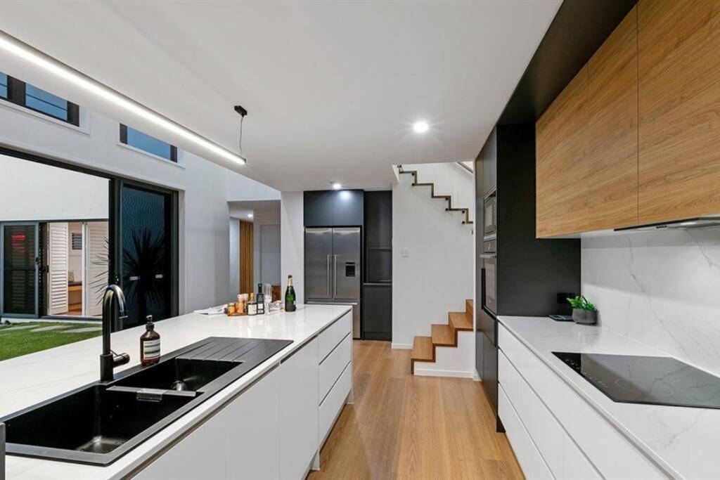 Beachside Buddina Luxury Family House 5 Bedrooms ภายนอก รูปภาพ