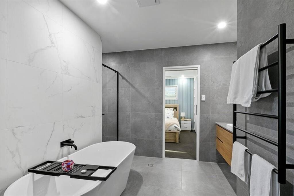 Beachside Buddina Luxury Family House 5 Bedrooms ภายนอก รูปภาพ