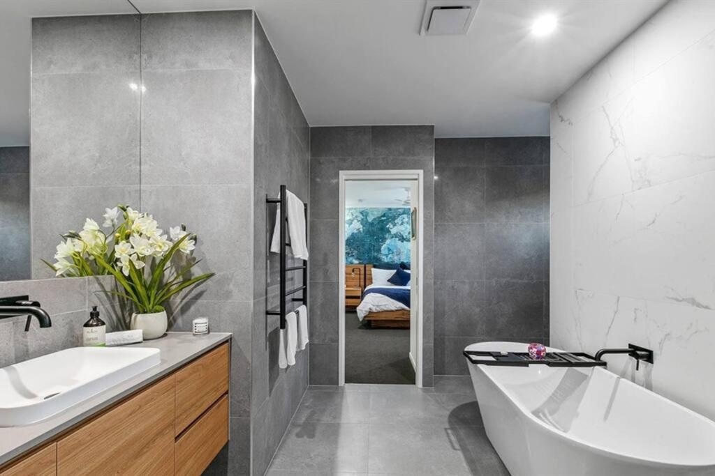 Beachside Buddina Luxury Family House 5 Bedrooms ภายนอก รูปภาพ